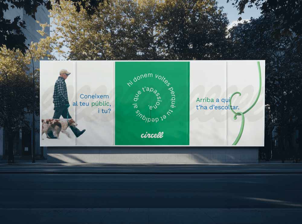 valla publicitària amb 3 pòsters de la marca que diuen: Coneixem el teu públic, i tu?. Hi donem voltes perquè tu et dediquis al que t'apasiona. Arriba a qui has d'escoltar.